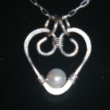 Load image into Gallery viewer, Heart n Pearl Necklace